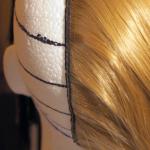główka styropianowa podstawowa z zaznaczonymi sekcjami, separacjami i umocowanym pasmem włosów P5 /na 5 klipsów/ - P.P.H.U. SUZI